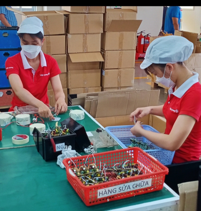 Công nhân dang sản xuất tại nhà máy Công nghệ cao Điện Quang