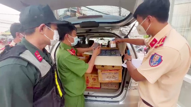 Lực lượng liên ngành kiểm đếm số hàng hóa tạm giữ trên xe