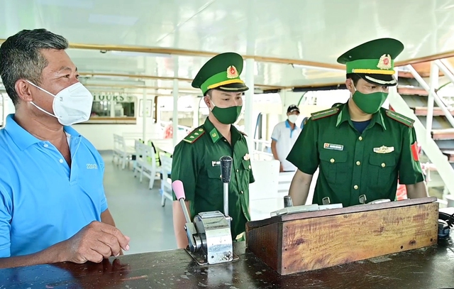 Cán bộ Đồn Biên phòng cửa khẩu cảng An Thới kiểm tra an toàn hàng hải trên tàu khách.