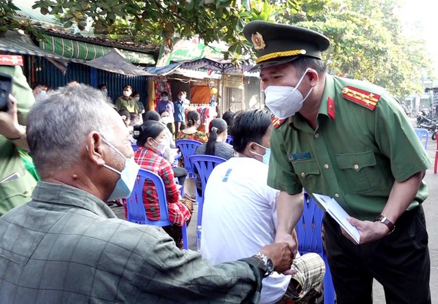 Đại tá Đinh Văn Nơi, Giám đốc Công an tỉnh An Giang thăm hỏi, trao tiền hỗ trợ các tiểu thương