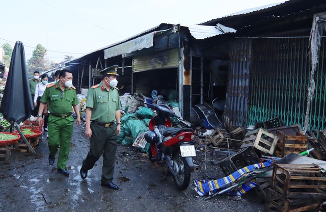 Đại tá Đinh Văn Nơi, Giám đốc Công an tỉnh An Giang xuống hiện trường thăm hỏi, động viên các tiểu thương bị thiết hại sau hỏa hoạn