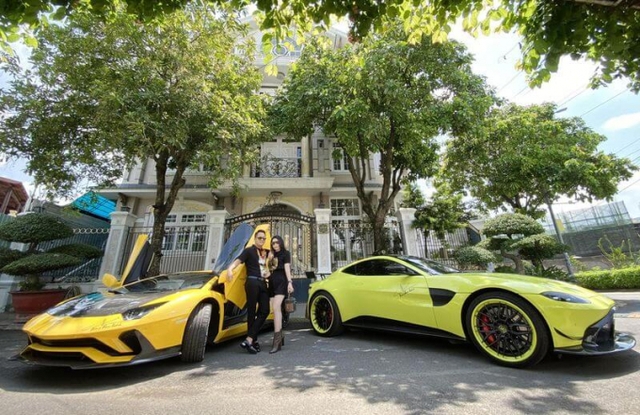 Cặp đôi siêu xe Lamborghini Aventador S và Aston Martin V8 Vantage.