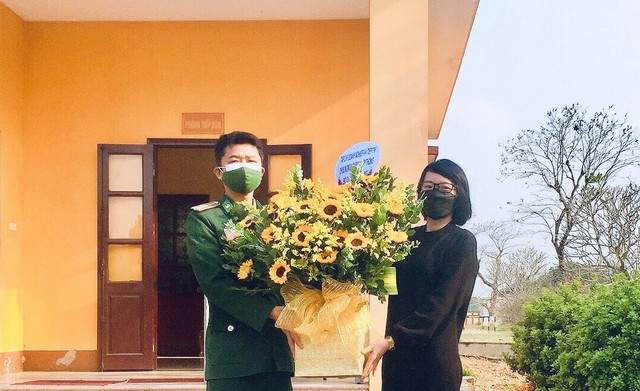Tạp chí Doanh nghiệp & Tiếp thị -  Văn phòng đại diện Lào Cai tặng hoa chúc mừng Bộ đội biên phòng tỉnh nhân ngày truyền thống - Ảnh 1.