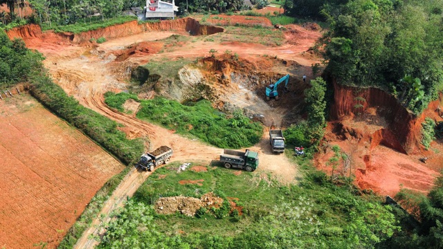 Phú Thọ: Ngang nhiên khai thác đất trái phép tại huyện Cẩm Khê - Ảnh 1.