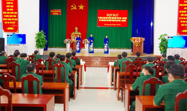 Cán bộ Bộ Chỉ huy Bộ đội Biên phòng Kiên Giang trình bày ca khúc Hành khúc chiến sĩ Biên phòng Kiên Giang tại buổi họp mặt.
