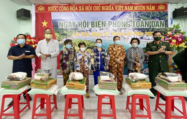 Đồn Biên phòng Hòn Sơn, xã đảo Lại Sơn, huyện Kiên Hải tặng quà cho 30 hộ dân có hoàn cảnh khó khăn trên địa bàn, mỗi phần quà trị giá 500.000 đồng/phần.