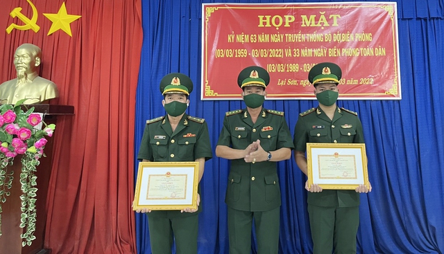 Bộ chỉ huy Bộ đội Biên phòng tỉnh Kiên Giang cũng tặng 2 Giấy khen cho 2 cá nhân có nhiều đóng góp trong phong trào tự quản đường biên, cột mốc.