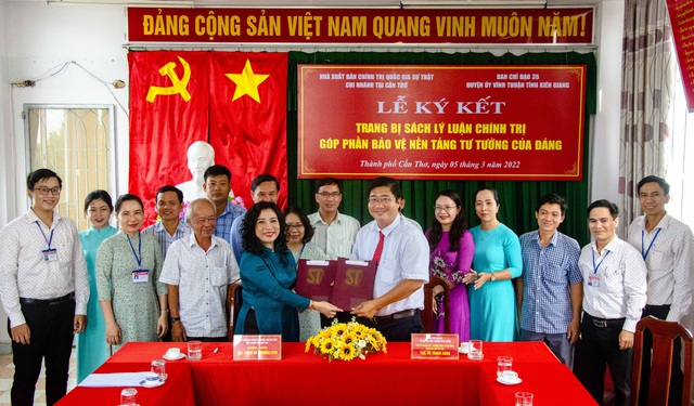 Nhà Xuất bản Chính trị Quốc gia Sự Thật - Chi nhánh tại TP Cần Thơ và Ban Chỉ đạo 35 Huyện ủy Vĩnh Thuận trao biên bản ký kết giữa 2 đơn vị.
