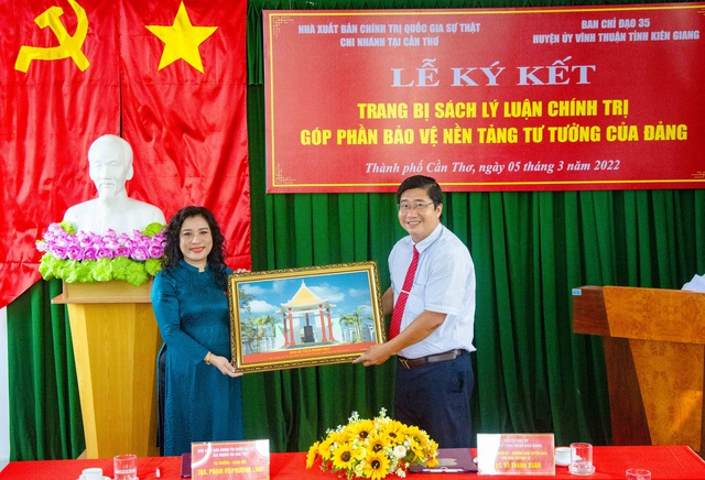 Ông Võ Thanh Xuân, Trưởng Ban tuyên giáo Huyện ủy Vĩnh Thuận tặng quà lưu niệm cho Nhà Xuất bản Chính trị Quốc gia Sự Thật - Chi nhánh tại TP Cần Thơ.