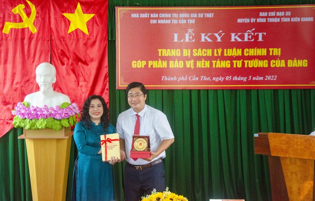 Bà Phạm Vũ Phương Linh, Giám đốc Nhà Xuất bản Chính trị Quốc gia Sự Thật - Chi nhánh tại TP Cần Thơ tặng quà cho Ban Chỉ đạo 35 Huyện ủy Vĩnh Thuận.