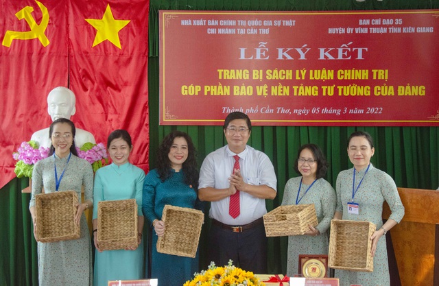 Nhân dịp 8/3 Quốc tế Phụ Nữ Ban Chỉ đạo 35 Huyện ủy Vĩnh Thuận có phần quà gửi tặng các chị trong Nhà Xuất bản Chính trị Quốc gia Sự Thật - Chi nhánh tại TP Cần Thơ.