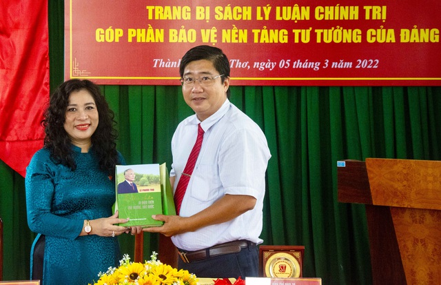 Nhà Xuất bản Chính trị Quốc gia Sự Thật - Chi nhánh tại TP Cần Thơ tặng sách cho Ban Chỉ đạo 35 Huyện ủy Vĩnh Thuận.