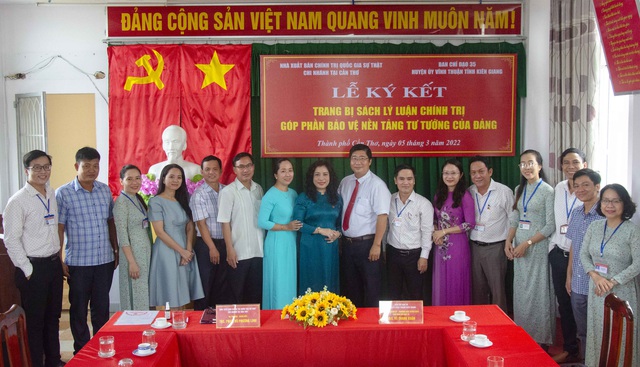 Nhà Xuất bản Chính trị Quốc gia Sự Thật - Chi nhánh tại TP Cần Thơ và Ban Chỉ đạo 35 Huyện ủy Vĩnh Thuận chụp ảnh lưu niệm tại lễ ký kết.