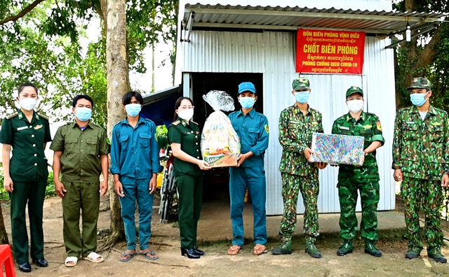 Hội phụ nữ BĐBP tỉnh Kiên Giang thăm, tặng quà chốt Biên phòng, Phòng chống dịch COVID-19 trên tuyến biên giới Giang Thành.