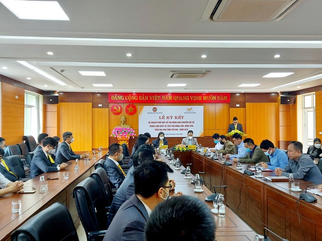 Yên Bái: Hội Nông dân phối hợp Bưu điện tỉnh ký kết phối hợp hỗ trợ nông dân chuyển đổi số - Ảnh 1.