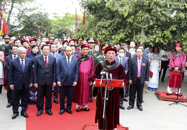 Chủ tịch nước Nguyễn Xuân Phúc dâng hương tưởng nhớ các Vua Hùng - Ảnh 3.