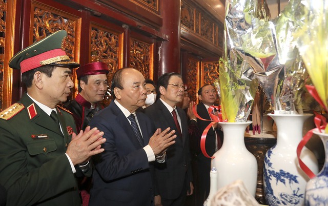 Chủ tịch nước Nguyễn Xuân Phúc dâng hương tưởng nhớ các Vua Hùng - Ảnh 4.