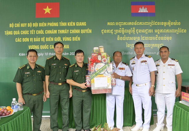 Đại tá Nguyễn Văn Thống - Phó Chỉ huy trưởng nghiệp vụ Bộ đội Biên phòng tỉnh Kiên Giang tặng quà Tết cổ truyền Chôl Chnăm Thmây cho lực lượng bảo vệ biên giới nước bạn Campuchia.