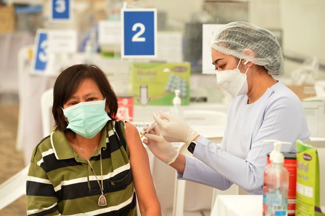 Một phụ nữ được tiêm một liều vaccine COVID-19 thứ b ở Bangkok. Ảnh: Getty Images