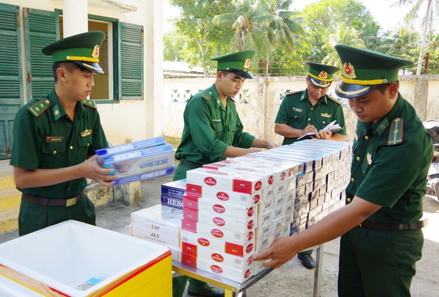 Lực lượng Biên phòng cửa khẩu cảng Dương Đông kiểm đếm số thuốc lá nhập lậu vừa phát hiện bắt giữ.