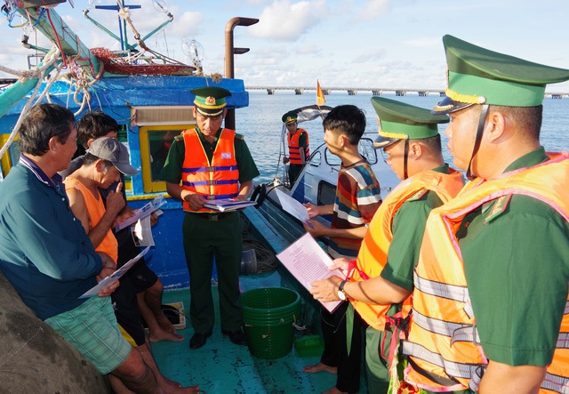 Cán bộ, chiến sĩ Trạm kiểm soát Biên phòng cửa khẩu cảng Dương Đông tuyên truyền cho ngư dân thực hiện nghiêm các quy định về các biện pháp chống khai thác hải sản bất hợp pháp, không báo cáo và không theo quy định (IUU).