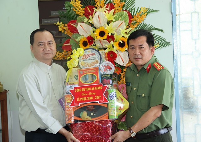 Giám đốc Công an tỉnh thăm hỏi, chúc mừng Linh mục Huỳnh Phước Lâm, Chánh xứ Chánh tòa Long Xuyên