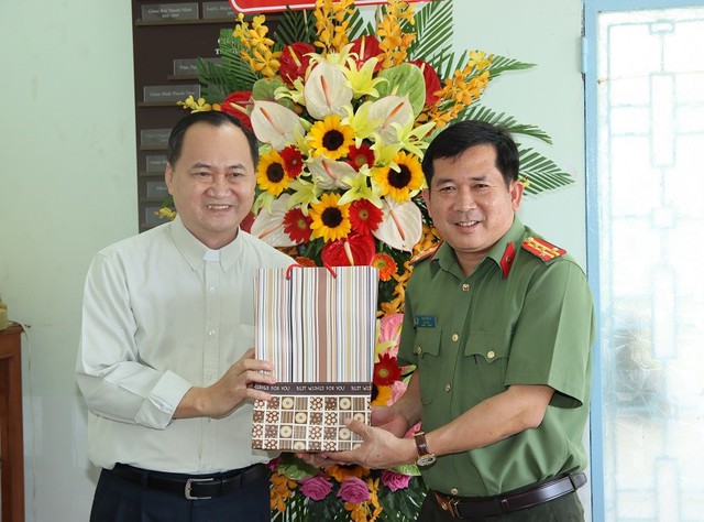 Linh mục Huỳnh Phước Lâm, Chánh xứ Chánh tòa Long Xuyên gửi lời cảm ơn và trao tặng quà cho Công an tỉnh An Giang