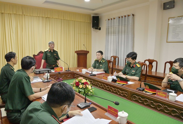 Thiếu tướng Trần Hồng Công - Phó Cục trưởng Cục tác chiến, Bộ Tổng tham mưu phát biểu chỉ đạo tại buổi làm việc.