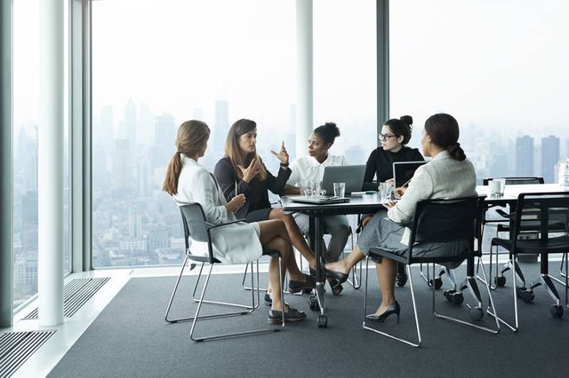 Phụ nữ chiếm 19,7% số ghế hội đồng quản trị trên toàn cầu - Ảnh 1.