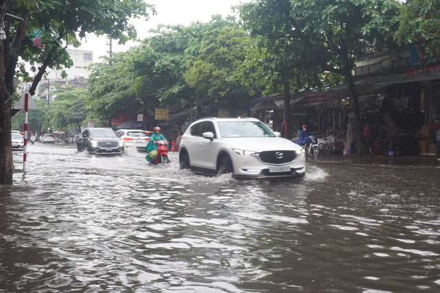 Thái Bình: Mưa lớn, nhiều đường phố chìm trong biển nước  - Ảnh 4.