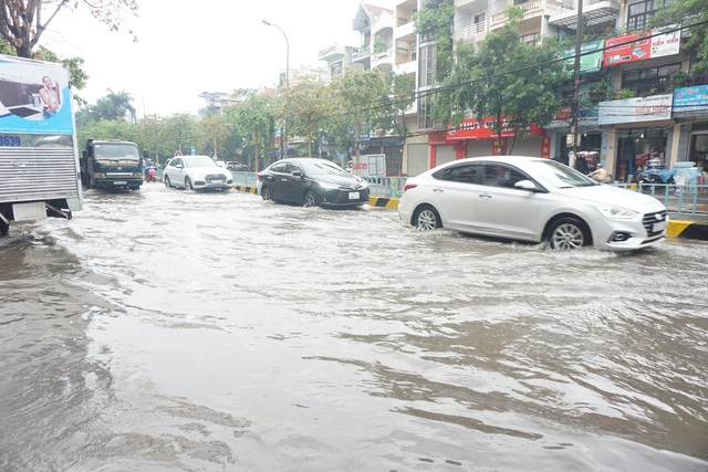 Thái Bình: Mưa lớn, nhiều đường phố chìm trong biển nước  - Ảnh 3.