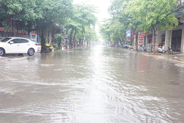 Thái Bình: Mưa lớn, nhiều đường phố chìm trong biển nước  - Ảnh 1.