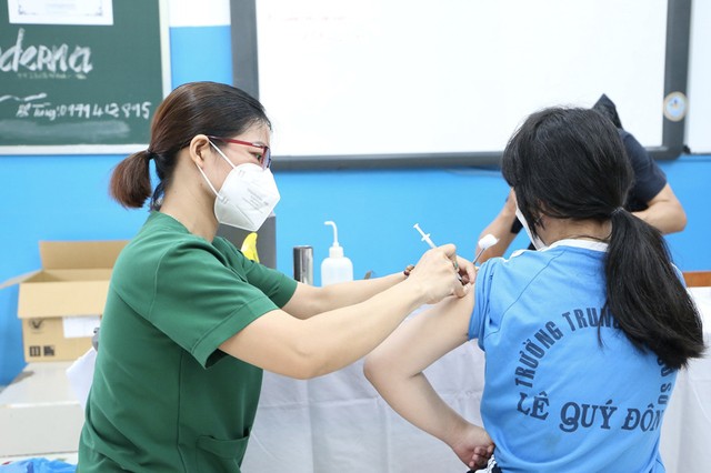 TP.HCM: Hơn 10.000 trẻ lớp 6 đã được tiêm vaccine phòng COVID-19 - Ảnh 1.