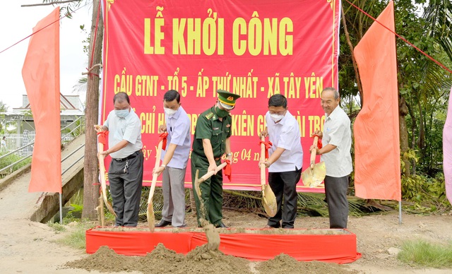 Đại diện Bộ chỉ huy Bộ đội Biên phòng tỉnh Kiên Giang, chính quyền và người cao tuổi địa phương tại lễ khởi công cầu.