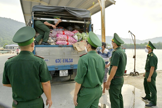 Cán bộ, chiến sĩ Trạm kiểm soát Biên phòng Bãi Vòng tăng cường kiểm tra phương tiện, hàng hóa ra vào đảo tại cảng Bãi Vòng.