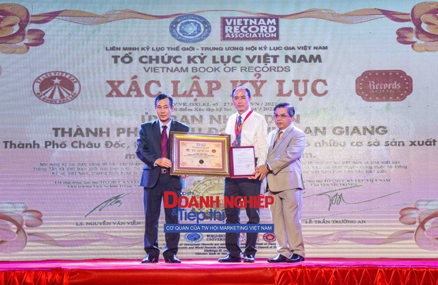 Tổ chức kỷ lục Việt Nam (VietKings) trao bằng và huy hiệu xác nhận kỷ lục &quot;TP Châu Đốc, tỉnh An Giang - Địa phương có nhiều cơ sở sản xuất mắm Nam bộ nhất tại Việt Nam&quot;.