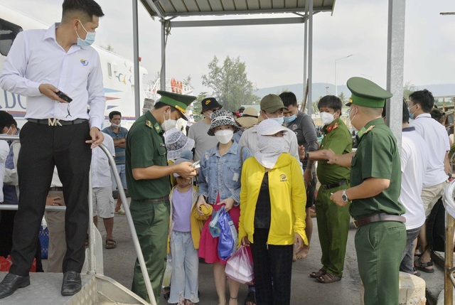 Trạm kiểm soát Biên phòng Bãi Vòng phối hợp cùng lực lượng Công an tăng cường kiểm tra an ninh tại cảng.