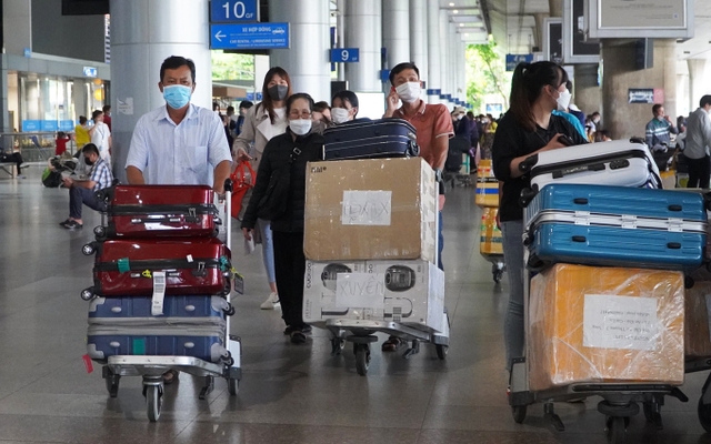 TP.HCM kiến nghị dừng khai báo y tế người nhập cảnh sân bay Tân Sơn Nhất - Ảnh 1.