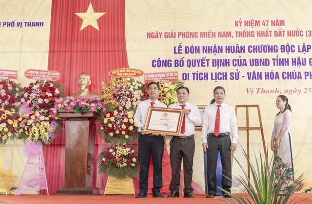 Ông Đồng Văn Thanh - Chủ tịch UBND tỉnh Hậu Giang trao bằng xếp hạng Di tích lịch sử văn hóa cấp tỉnh cho Chùa Phổ Minh. Ảnh: T.Q