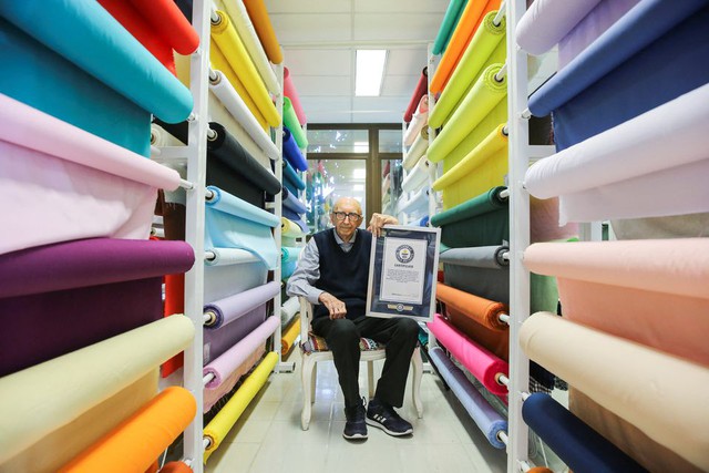 Cụ ông lập kỷ lục Guinness làm việc tại một công ty lâu nhất thế giới - Ảnh 1.