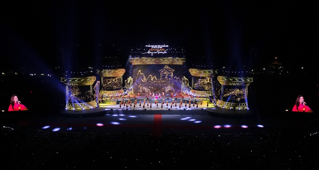 Hàng ngàn người tham dự đêm khai mạc Lễ hội Du lịch biển 2022 tại Sầm Sơn - Ảnh 3.