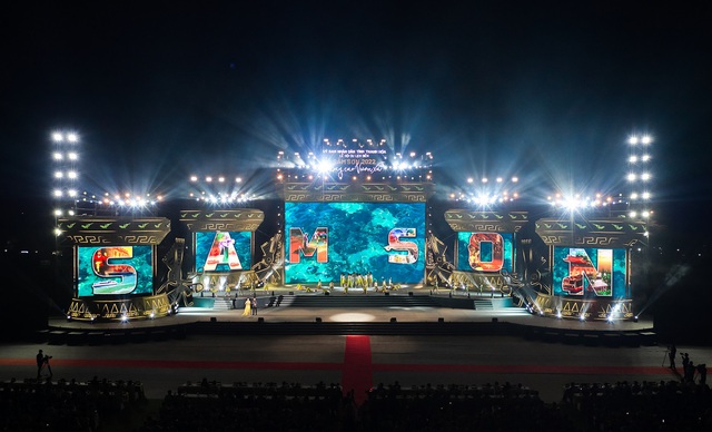 Hàng ngàn người tham dự đêm khai mạc Lễ hội Du lịch biển 2022 tại Sầm Sơn - Ảnh 9.