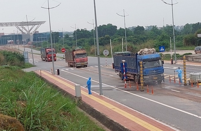 Quảng Ninh: Thông quan trở lại cửa khẩu cầu Bắc Luân II sau 2 tháng tạm dừng - Ảnh 1.