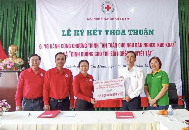 Lãnh đạo Nutifood và Hội Chữ thập đỏ Việt Nam ký kết tài trợ cho chương trình tài trợ trị giá 15 tỷ đồng vào chiều 25/4