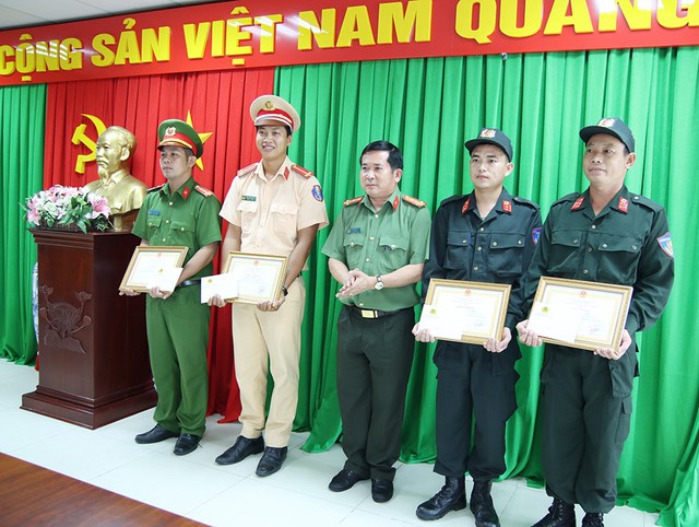 Đại tá Đinh Văn Nơi, Giám đốc Công an tỉnh trao khen thưởng đột xuất cho 4 cá nhân vì đã có thành tích xuất sắc &quot;Kịp thời cứu người thể hiện tinh thần vi nhân dân phục vụ&quot;.