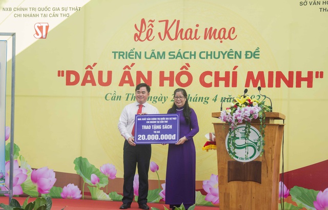 PGS.TS Phạm Minh Tuấn - Giám đốc, Tổng biên tập NXB Chính trị quốc gia, Sự thật trao tặng sách cho Thư viện thành phố.