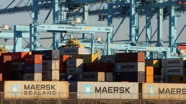 Maersk cảnh báo lưu lượng luân chuyển hàng hóa 2022 có thể giảm - Ảnh 1.