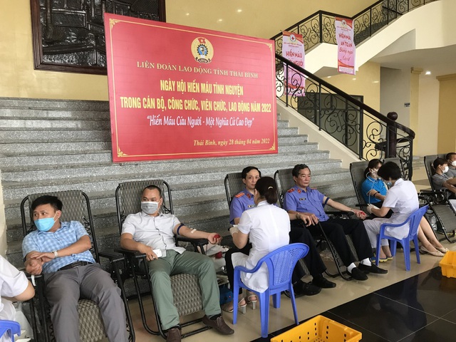 Thái Bình: LĐLĐ tỉnh tổ chức hiến máu tình nguyện trong cán bộ, đoàn viên, công nhân viên chức lao. - Ảnh 2.
