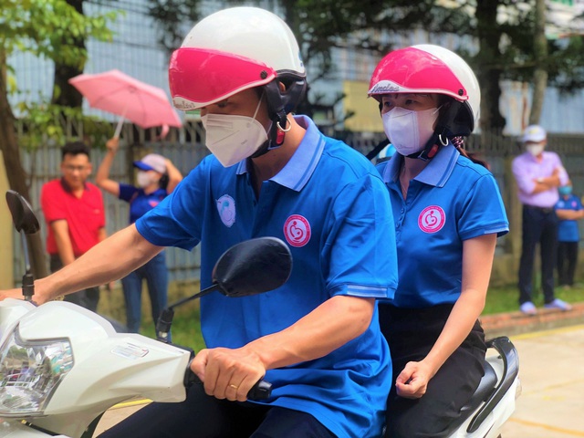 Đoàn thanh niên Bệnh viện Phụ sản TP Cần Thơ tham gia phần thi chạy Xe Honda chậm.