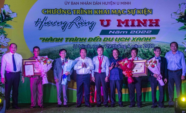 Các đại biểu chụp ảnh lưu niệm với các đơn vị nhận Huy hiệu Kỷ lục Việt Nam.